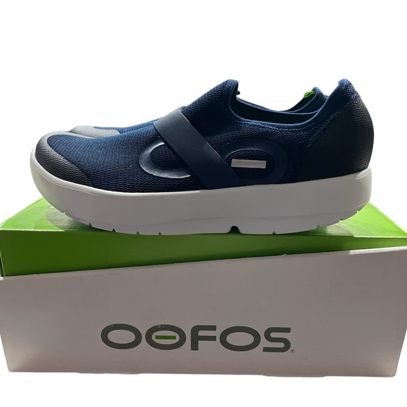 NEW OOFOS MEN'S OOMG LOW SHOE - WHITE & NAVY SIZE 11.5